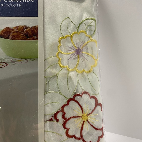 NEW  Croft & Barrow fabric TABLECLOTH Spring Floral stitched 60 x 120 oblong - Picture 6 of 6